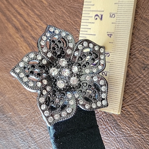 Leather Belt with Rhinestone Flower Buckle - Picture 6 of 7